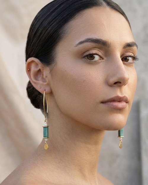 Μακριά σκουλαρίκια με πράσινο αχάτη, λευκές χάντρες φίλντισι και χρυσό στοιχείο σταγόνα από ανοξείδωτο ατσάλι.