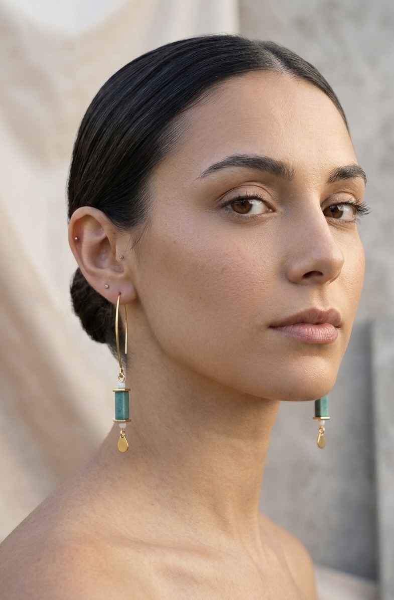 Nerina Earrings Μακριά σκουλαρίκια με πράσινο αχάτη, λευκές χάντρες φίλντισι και χρυσό στοιχείο σταγόνα από ανοξείδωτο ατσάλι.