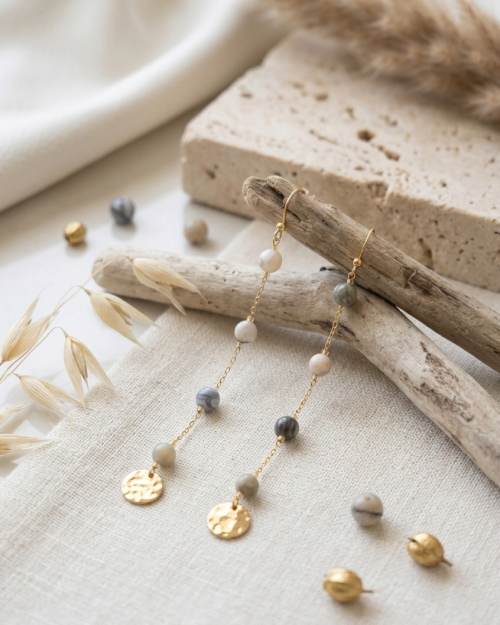 Κρεμαστά σκουλαρίκια τριών επιπέδων με φυσικούς λίθους και χρυσό σκαλιστό κύκλο από ανοξείδωτο ατσάλι