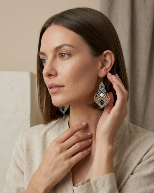 Σκουλαρίκια μακραμέ σε μπλε-γκρι με στοιχείο φίλντισι σε σχήμα τριφυλλιού στο κέντρο.